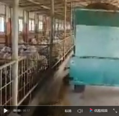 平安焊接畜牧機(jī)械雙側(cè)撒料車羊場展示